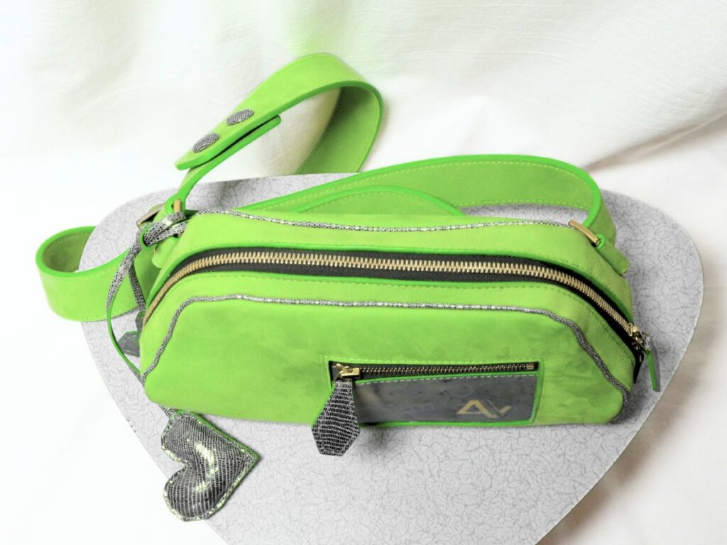 Vue du haut du sac ceinture/crossbody sur mesure — forme double trapezium structuréé — An Vandenberk Bruxelles