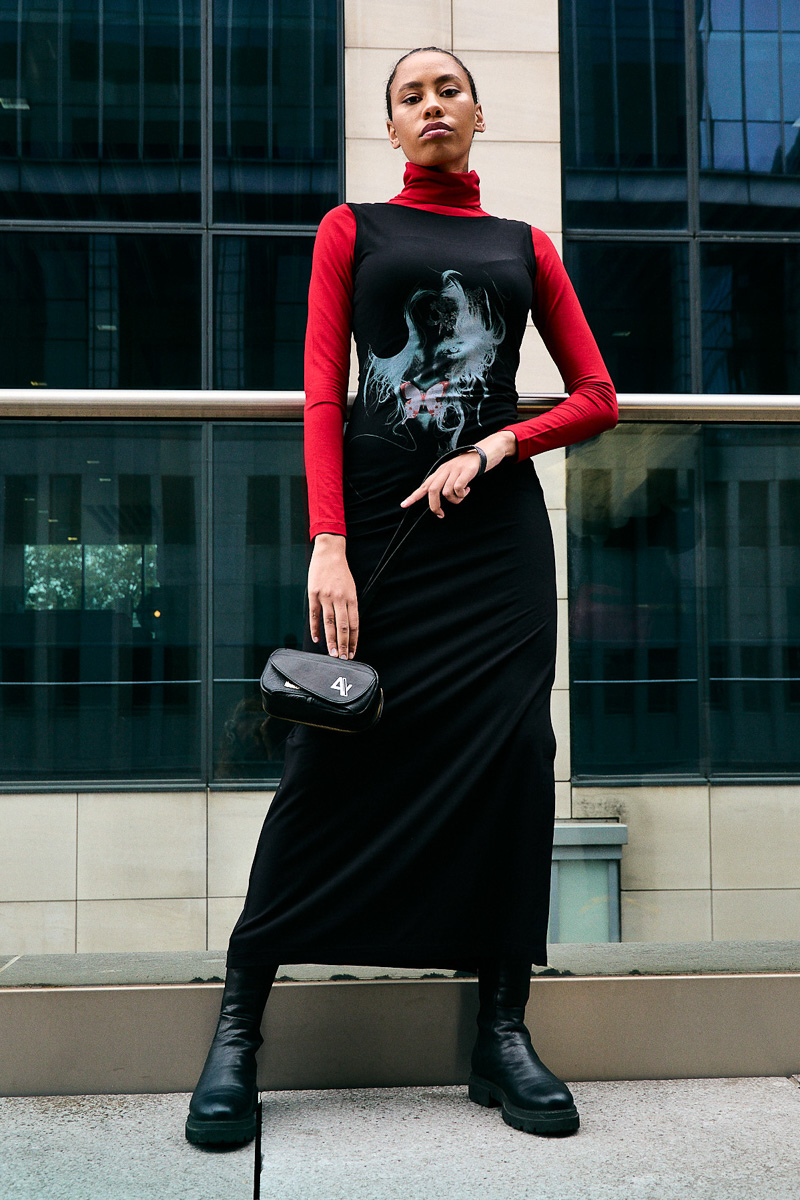 Lange mouwloze bamboe jurk – illustratie van Paul Holland